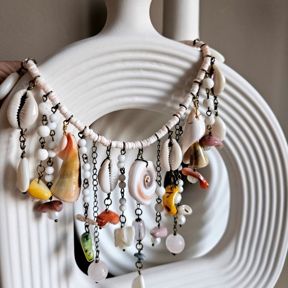 Колье – жемчуг, ракушка, перламутр, оникс, кварц розовый.