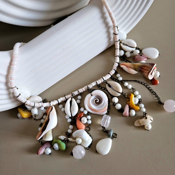 Колье – жемчуг, ракушка, перламутр, оникс, кварц розовый.