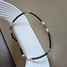 Колье – диски кокоса коричневые, флюорит кубики зеленоголубые, бирюза белая, диски гематит. Колье – диски кокоса коричневые, флюорит кубики зеленоголубые, бирюза белая, диски гематит.